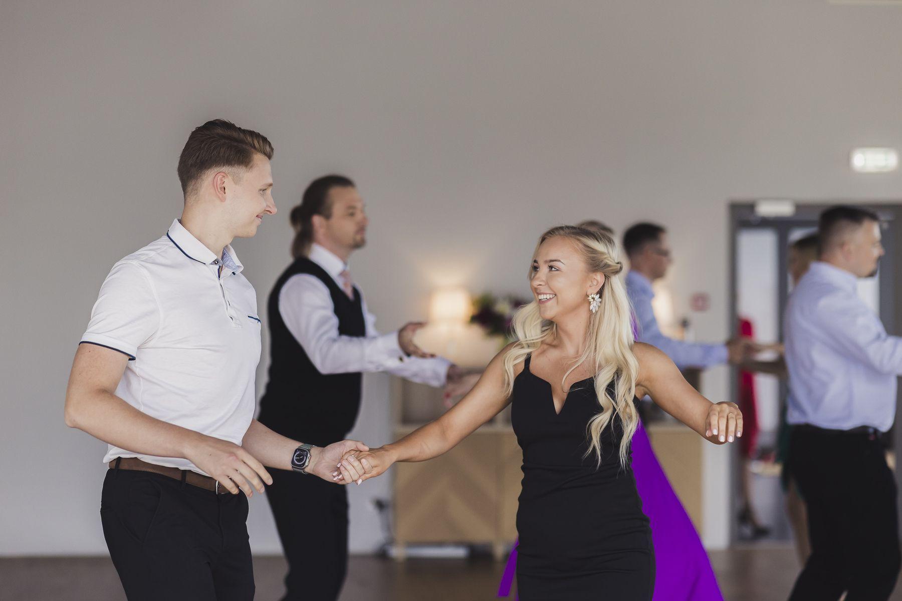 Seltskonnatantsu algkursus täiskasvanutele – lihtne ja lõbus algus tantsurõõmule