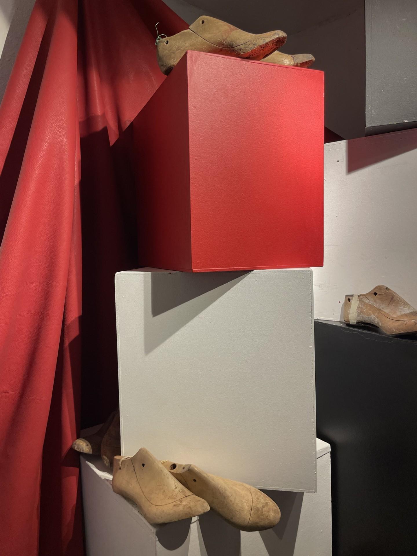 Kunstnikutuur Pallase nahadisaini osakonna näitusel “Eeldus on edasimineku surm”