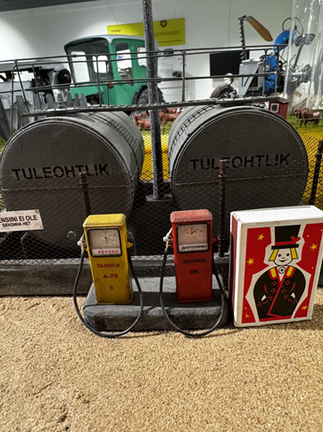 Miniatuuride näitus “Vaata, ma kahandasin kolhoosi!”