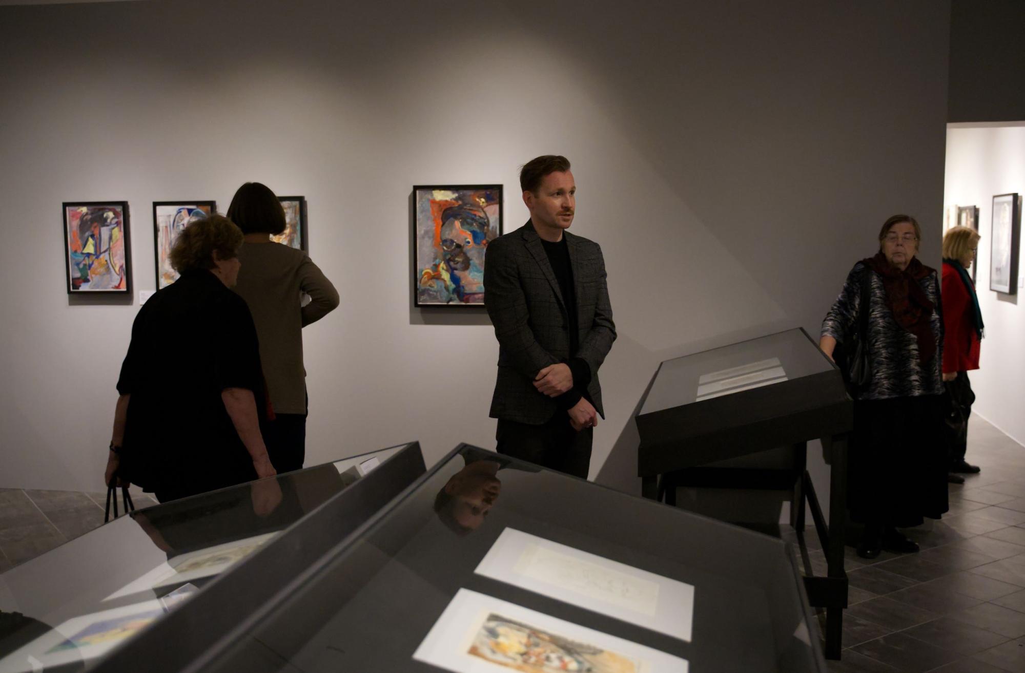 Viimane kuraatorituur näitusel „Mina metamorfoosid. Henn Roode autoportreed“