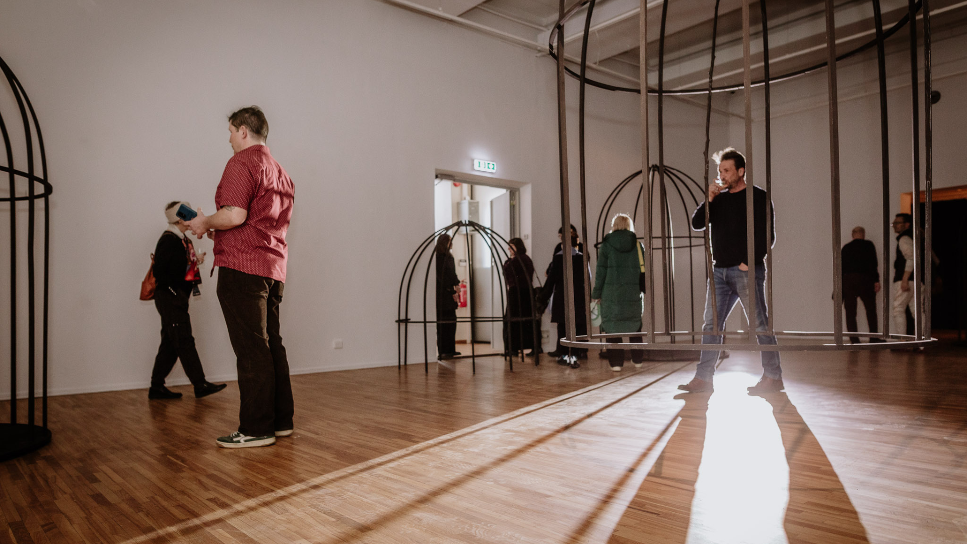 Ringkäik/vestlus Anna Škodenko ja Maria Valdma-Härmi näitusel „Ma tean, miks puurilinnud laulavad”